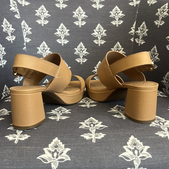 Aerosoles Women's Tan Sandals - Picture 4 of 4